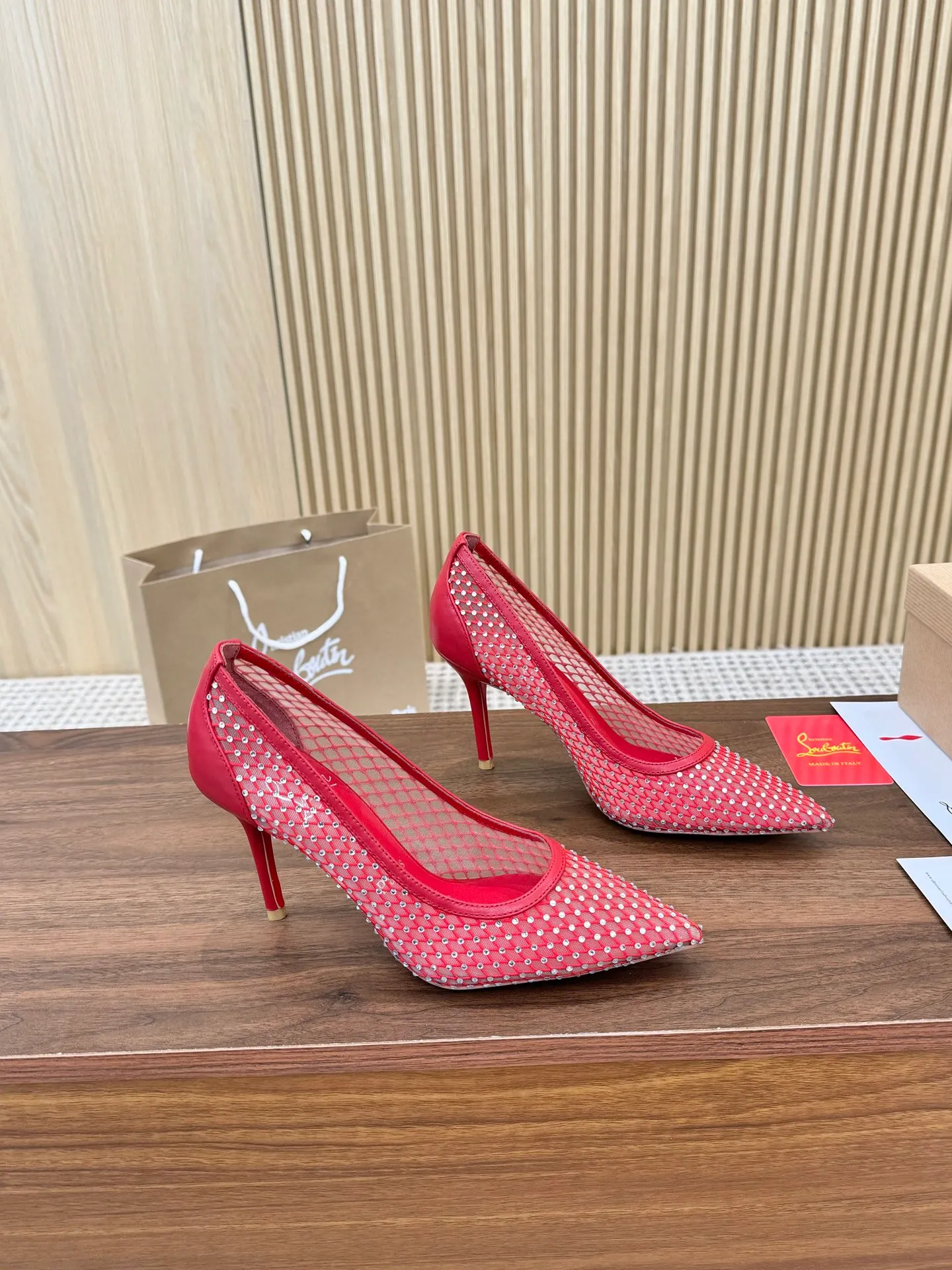 👟👟Ex-factory price 440👟👟 Genuine leather sole +40 Year-round shipment💝Christian Louboutin CL👠 Classic "💎Cow Patent Leather💎Series" noble and luxurious, real blingbling✨ Real materials, all customized by the pattern maker, and the materials are made of original customized materials, achieving the taste of the original 6 color options💍 Upper: imported 👉cow patent leather💪 lining: sheepskin foot pad/lining code number: 34-40.41.42 heel height: two options: 10.5cm and 8.5cm